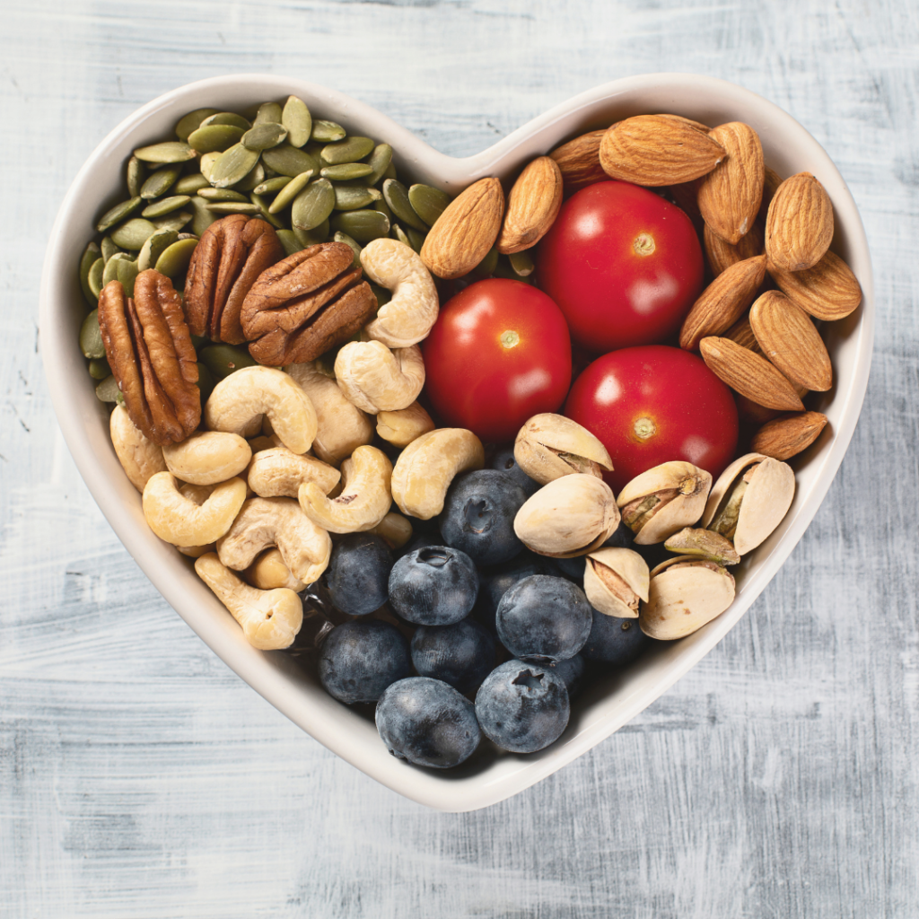 Plato de snacks saludables sin gluten como nueces, almendras y frutas